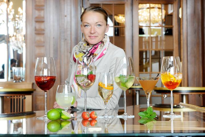 Welches ist DER Drink dieses Sommers?Die Barfrau vom Hotel Montana Stefanie Baier mixt für uns sieben Sommerdrinks. Fotografiert am 15. Mai 2013 in Luzern.NLZ Boris Bürgisser 