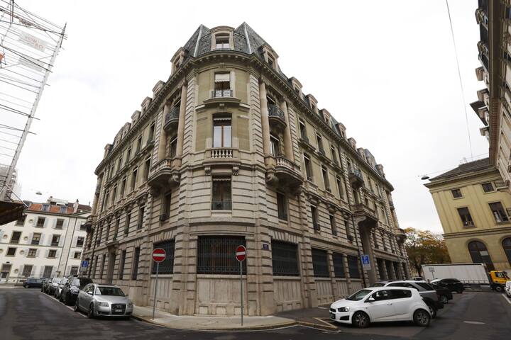 Cars sit parked outside the building of Edmond de Rothschild (Suisse) S.A. in Geneva, Switzerland, on Friday, Oct. 16, 2015. Once bastions of secrecy, 41 Swiss banks signed amnesty agreements this year with the U.S. Justice Department that required disclosing the tricks they used to help customers hide assets, naming bankers and middlemen who enabled them and detailing the flow of untaxed money. Photographer: Luke MacGregor/Bloomberg