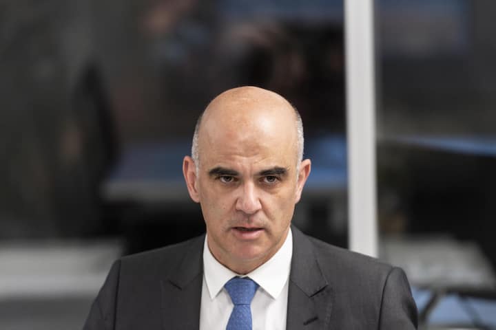 Federal coucillor and Swiss health minister Alain Berset talks to the media after his visit to Swiss pharma and biotech company Lonza manufacturing the Covid-19 vaccine for US biotech company Moderna in Visp, Switzerland, on Monday, January 11, 2021. (KEYSTONE/Alessandro della Valle)