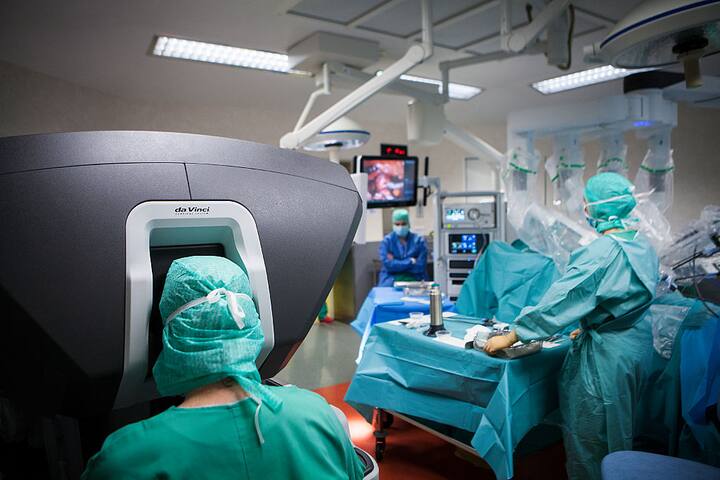 Reportage in an operating theatre during a hysterectomy using the da Vinci robot¬. The surgeon steers the robot from the console. (Photo by: BSIP/UIG via Getty Images)