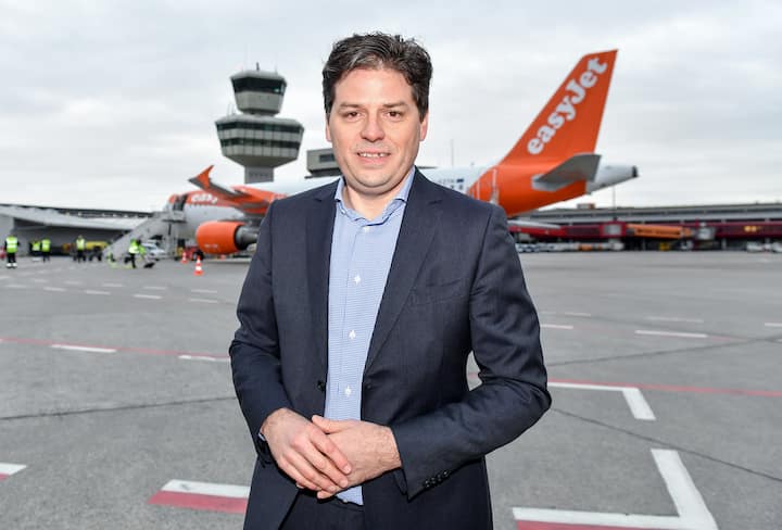 Easyjet-Europachef Thomas Haagensen steht am 05.01.2018 in Berlin auf dem Rollfeld des Flughafens Tegel bei einem Pressetermin zum Erstflug der Fluggesellschaft Easyjet ab Berlin-Tegel. Flug EZY5569 startet nach MÃ¼nchen. Es ist der erste innerdeutsche Flug des britischen Unternehmens. Foto: Jens Kalaene/dpa-Zentralbild/ZB [ Rechtehinweis: (c) dpa ]