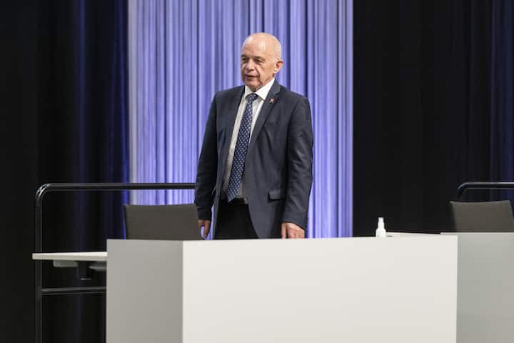 Finanzminister Ueli Maurer schreitet zu seinem Pult, am ersten Tag der ausserordentlichen Session der Eidgenoessischen Raete zur Corona-Krise, am Montag, 4. Mai 2020 im Nationalrat in einer Ausstellungshalle der Bernexpo in Bern. Damit das Parlament die vom Bundesrat verordneten Verhaltens- und Hygieneregeln zur Bekaempfung der Covid-19 Coronavirus Pandemie einhalten kann, findet die ausserordentlichen Session in der Bernexpo und nicht im Bundeshaus statt. (KEYSTONE/Alessandro della Valle)