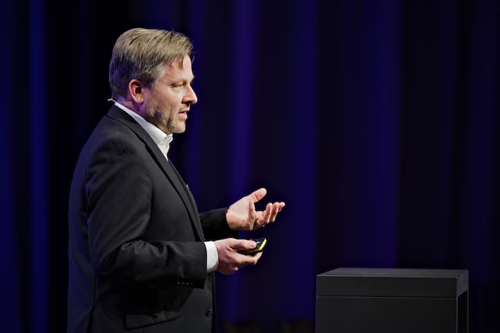 Uwe Kissmann, Managing Director Cyber Strategy & Cyber Risk Services, Accenture EMEA spricht über das Hacken von Flugzeugen, Spitälern, Herzschrittmachern etc.