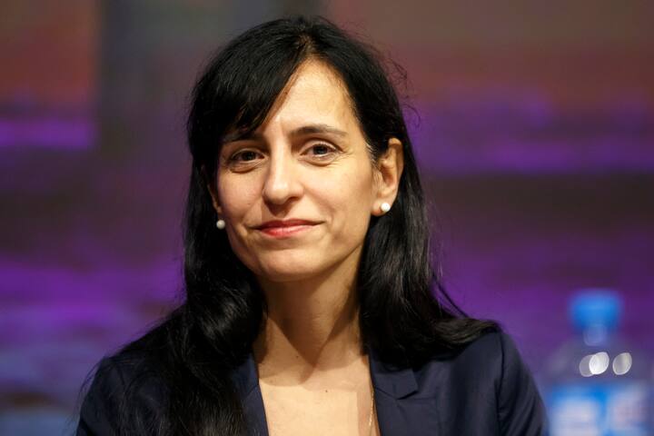 Vania Alleva, presidente de UNIA, ecoute une intervention pendant un debat, lors du quatrieme congres ordinaire du syndicat Unia a Palexpo, ce vendredi, 28 octobre 2016, a Geneve. Pres de 350 delegues sont reunis jusqu'a samedi pour tirer un bilan des quatre annees ecoulees et fixer les objectifs des annees a venir durant le quatrieme congres ordinaire du syndicat UNIA. (KEYSTONE/Salvatore Di Nolfi)