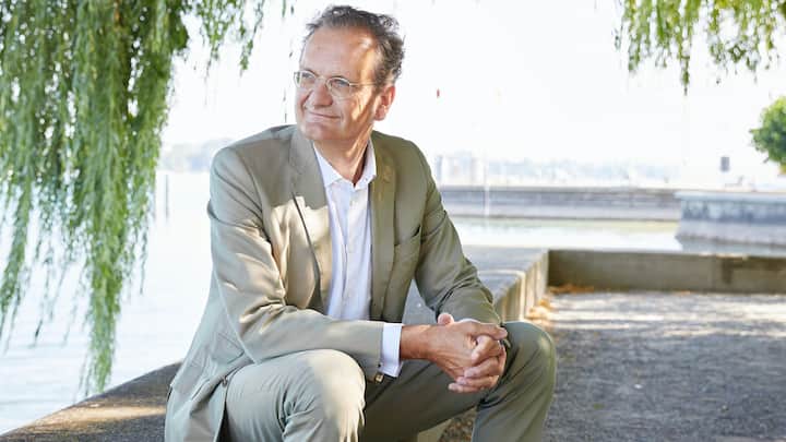 Walter Oberhänsli, CEO der Online-Apothekengruppe Zur Rose, fotografiert am See in Steckborn.