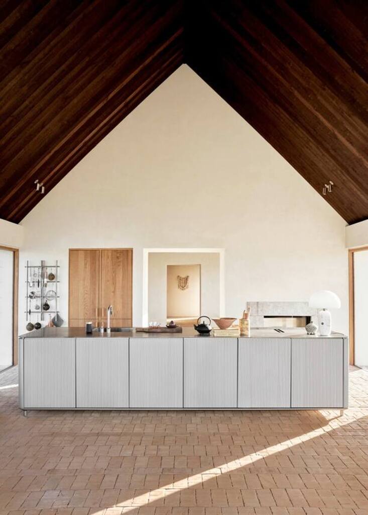 Kochen mit Stil: Die Küche – hier das neue Modell V3 vom dänischen Hersteller Vipp – nimmt eine zentrale Rolle beim Wohnen ein.