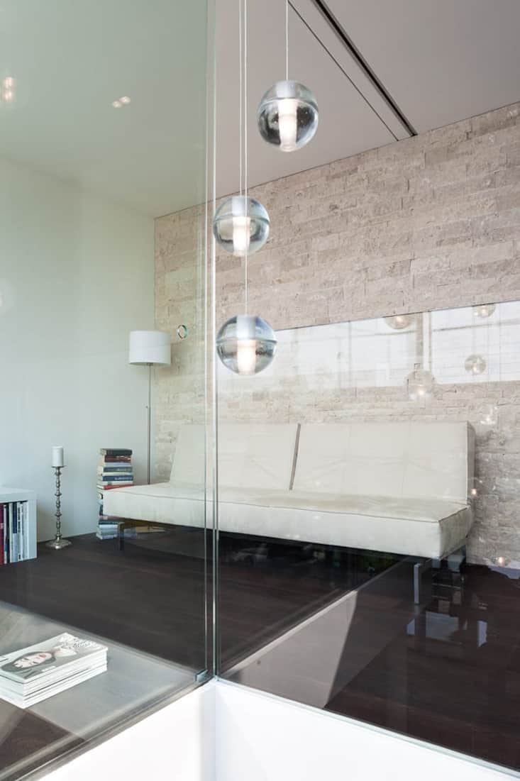 Die Travertin-Mauer des Eingangsbereichs gibt auch der kleinen Lounge mit Arbeitsplatz einen südlich heiteren Charakter.