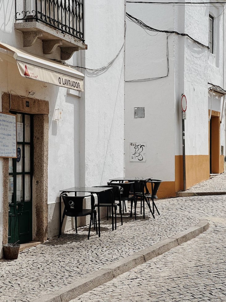 Sobald sich die Sonne zeigt und dieTemperaturen steigen, spielt sich das Leben im Alentejo draussen ab.