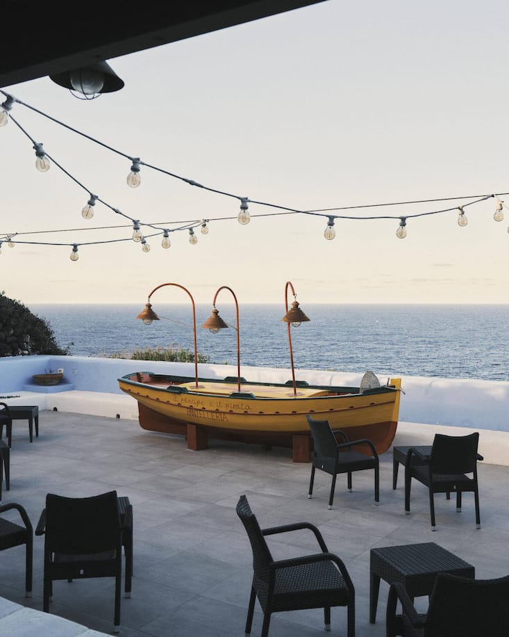 Selbst die beliebtesten Adressen der Insel sind von grosser Einfachheit: Il principio e il pirata in Gadir soll das Lieblingsrestaurant von Giorgio Armani sein, der seit 40 Jahren ein Anwesen in der Gegend besitzt.