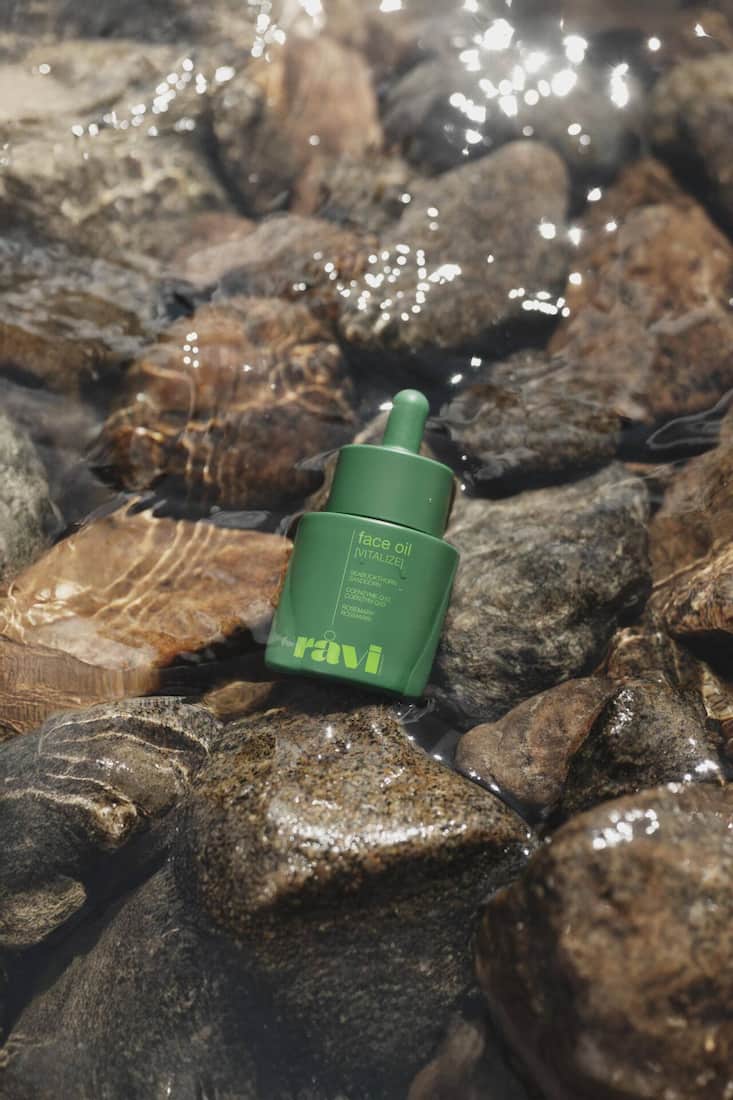 Råvi Organics: Vitalisierendes Gesichtsöl mit Sanddorn, Rosmarin sowie Coenzym Q10, 30 ml, Fr. 54.–.