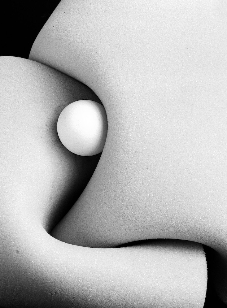 «Egg & Foam» (2019), handgefertigter Barytabzug auf Ilford-FB-Papier, 30 × 40 cm.