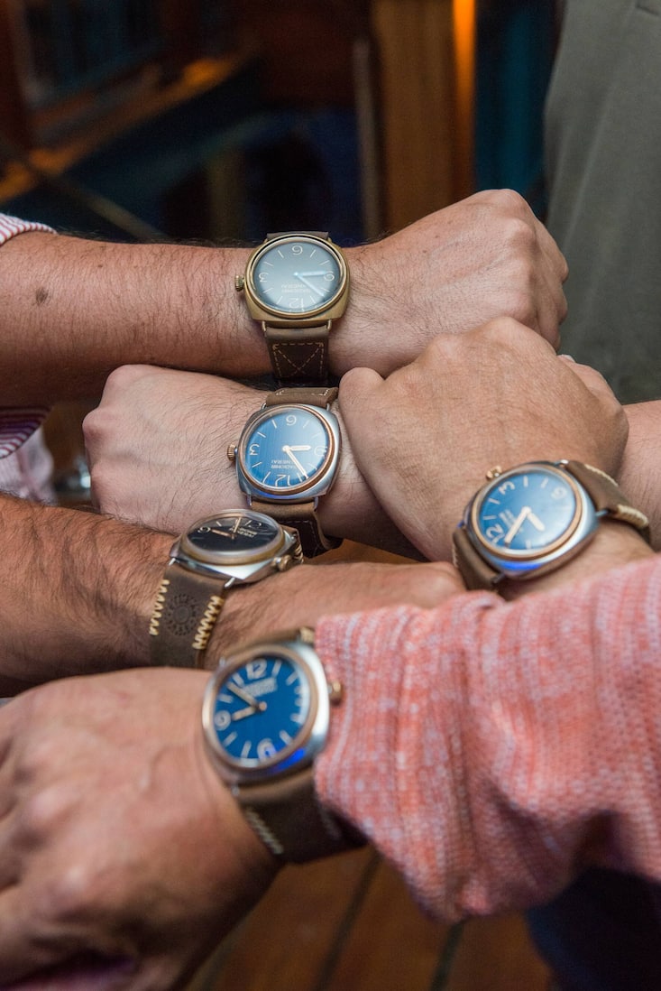 Kunden mit Panerai-Uhren an den Handgelenken an der Eilean