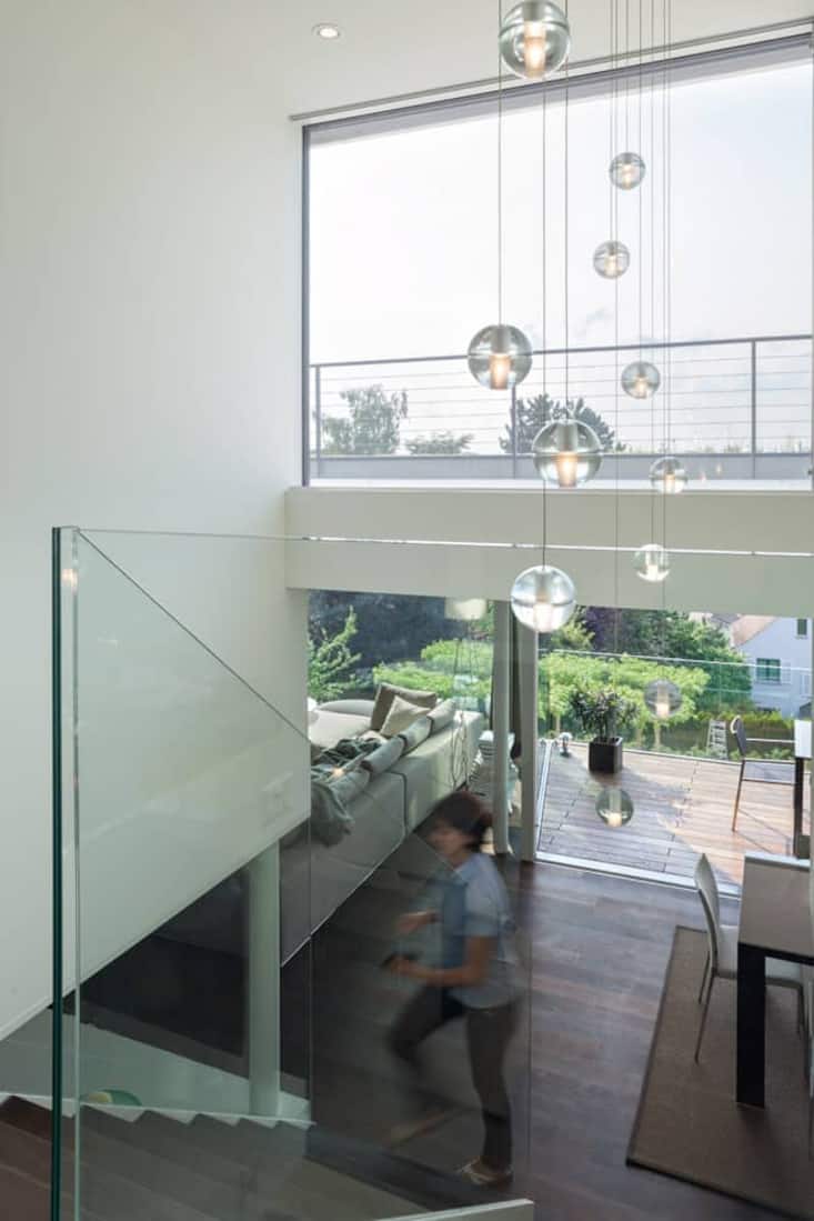 Schon im Entrée geniesst man den Blick in die Ferne sowie auf die grosse überdachte Terrasse und in den Garten.