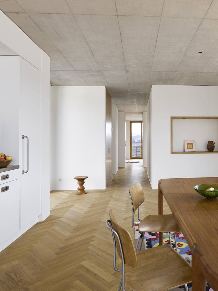 Auf einer schmalen Parzelle entstand ein fünfstöckiger Neubau mit gewerblicher Nutzung im Erdgeschoss und je zwei Wohnungen pro Etage plus einer geräumigen Attikawohnung.