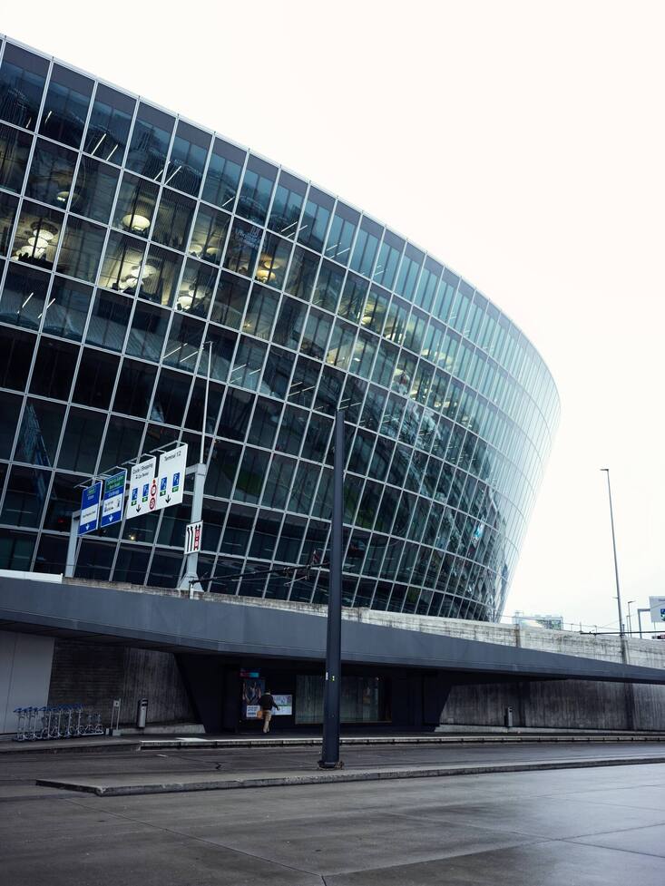 in den Büros im «Circle» am Zürcher Flughafen (r.) weitere 450 Mitarbeitende der Zentrale.