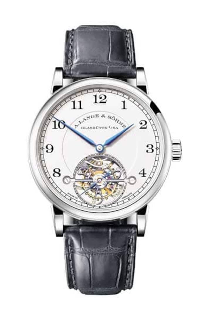 Lange & Söhne - Höchste Präzision: 1815 TourbillonErstmals kombiniert eine Uhr von Lange & Söhne den Sekundenstopp für das Tourbillon mit der Zeigereinstellung Zero-Reset. Im Zusammenspiel sorgen die beiden patentierten Mechanismen dafür, dass sich die Uhr sekundengenau anhalten und noch einfacher einstellen lässt. Das zurückhaltende Design dient der optimalen Ablesbarkeit.Preis Platin: 190'500 Franken; Roségold: 155'300 Franken