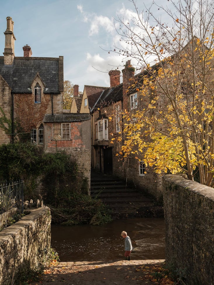 Die trutzigen Steinhäuser in den stillen Gassen des historischen Zentrums von Bruton sind teilweise prominent bewohnt.