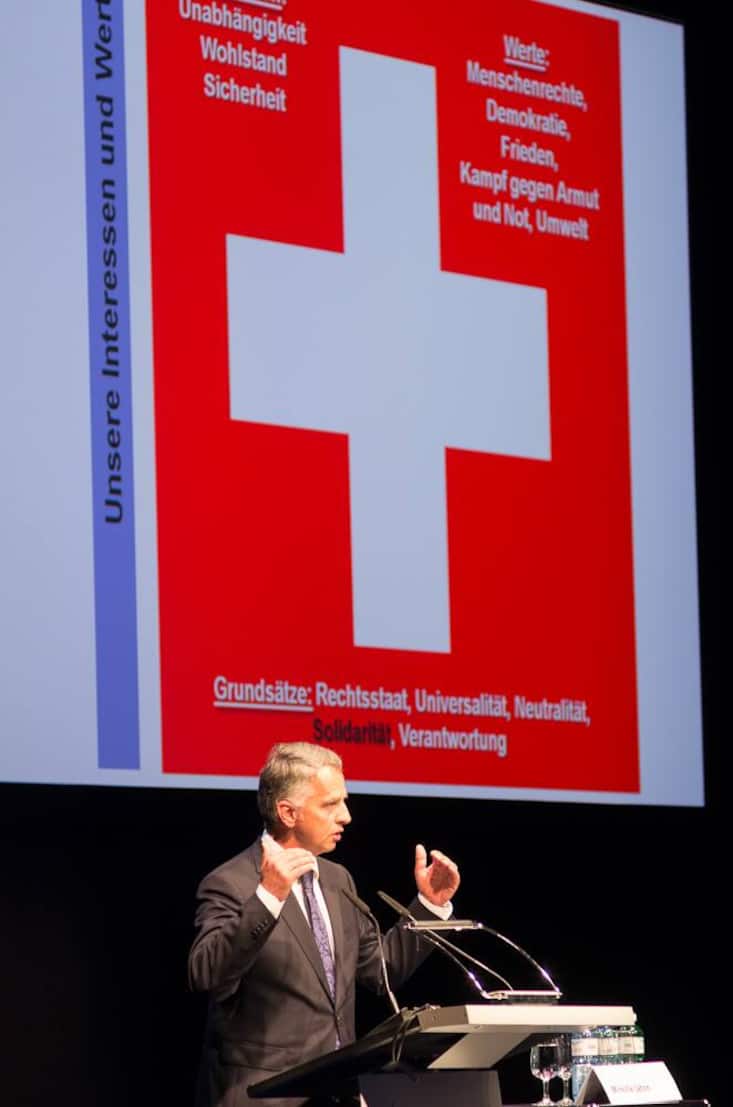 Bundesrat Didier Burkhalter unter dem Schweizer Kreuz