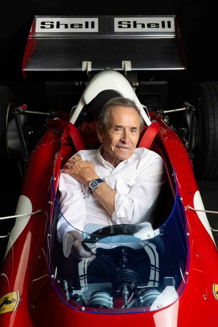 Jacky Ickx prä­sentiert das neue Sondermodell im nostalgischen Formel-1-Renn­wagen.
