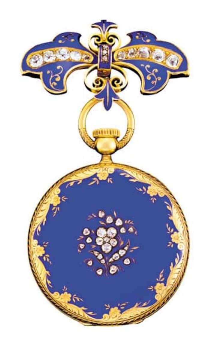 Ref. P0024: Queen Victoria’s Pendant Watch
Im August 1851 stellte Königin Victoria 1851 auf der Weltausstellung im Londoner Hyde Park eine der ersten Anhängeuhren von Patek Philippe ohne separaten Aufzugsschlüssel vor. Die Gelbgolduhr vereinigt verschiedene Patente auf sich. Die Rückseite dominiert ein Rosenstrauss aus Diamanten. Im gleichen Jahr wurde übrigens Patek & Cie. in Patek, Philippe und Cie. umbenannt.