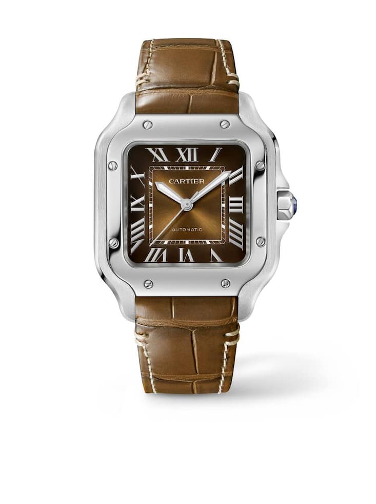Cartier Santos-Dumont Das dunkelbraune Zifferblatt mit Sonnenschliff gibt dem Klassiker einen erdigen Touch Gelassenheit, insbesondere kombiniert mit einem farblich abgestimmten Leder- anstelle des üblichen Stahlarmbands. 6800 Fr.