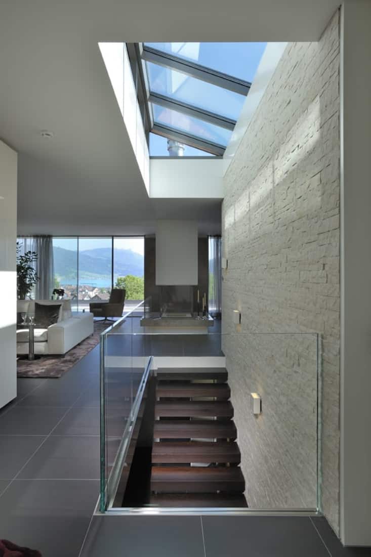 Das viele Glas passt sehr schön zu den dunklen Bodenplatten und den hellen Natursteinmauern.