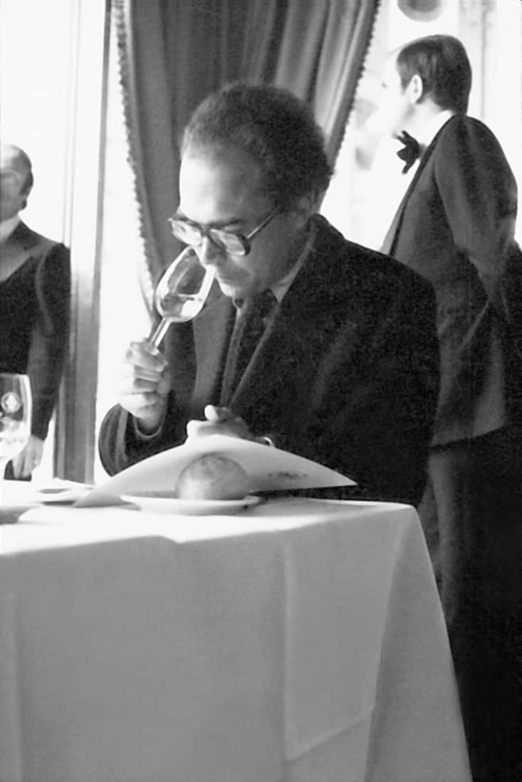 Mitinhaber von Romanée-Conti, Aubert de Villaine, bei der Verkostung 1976.