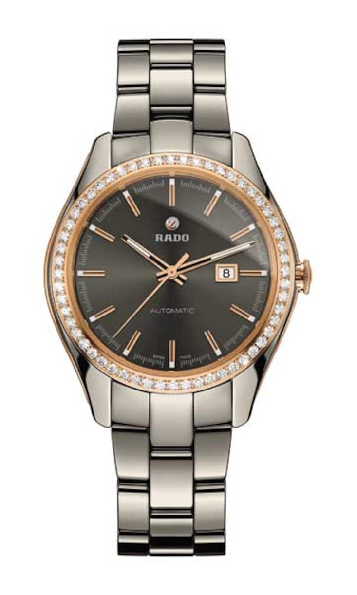 Rado - Multifunktional 
Hyperchrome Plasma Diamonds 
Im Gehäuse steckt viel Wissen über den Umgang mit Keramik und molekularen Verbindungen. Die graue Metallic-Farbe enthält nicht die geringste Spur eines Metalls, die Keramik besticht aber durch ihre Kratzfestigkeit und ihren Glanz. Deshalb brilliert die jüngste Rado sowohl auf dem Joggingpfad wie auf dem roten Teppich.Die Preise dieser Uhren werden an der «Baselworld» bekannt gegeben.