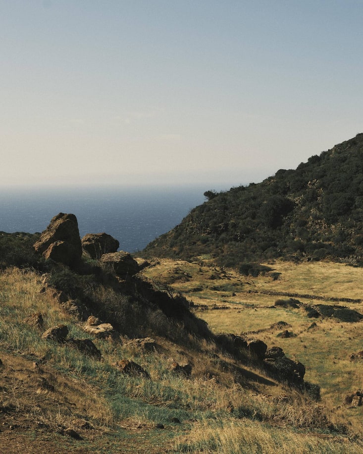 Pantelleria liegt zwischen Sizilien und Afrika und ist die Spitze eines versunkenen Vulkans.