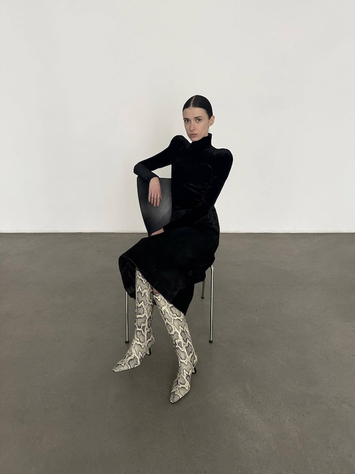 Die neue Herbst/Winter-Kollektion 2025 von Aeyde ist geprägt von Texturen und skulpturaler Präzision.