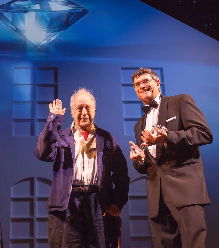 Robert Frank, Fotograf, erhält von Guido Albisetti, Stiftungsratspräsident Fondation Reinhardt von Graffenried, den Lifetime Award