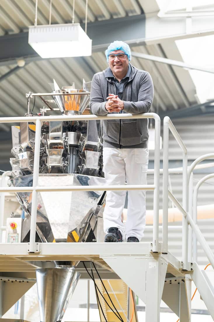 Firmeninhaber Ivan Urago stellt die fettreduzierten Produkte mit einem Extruder her.