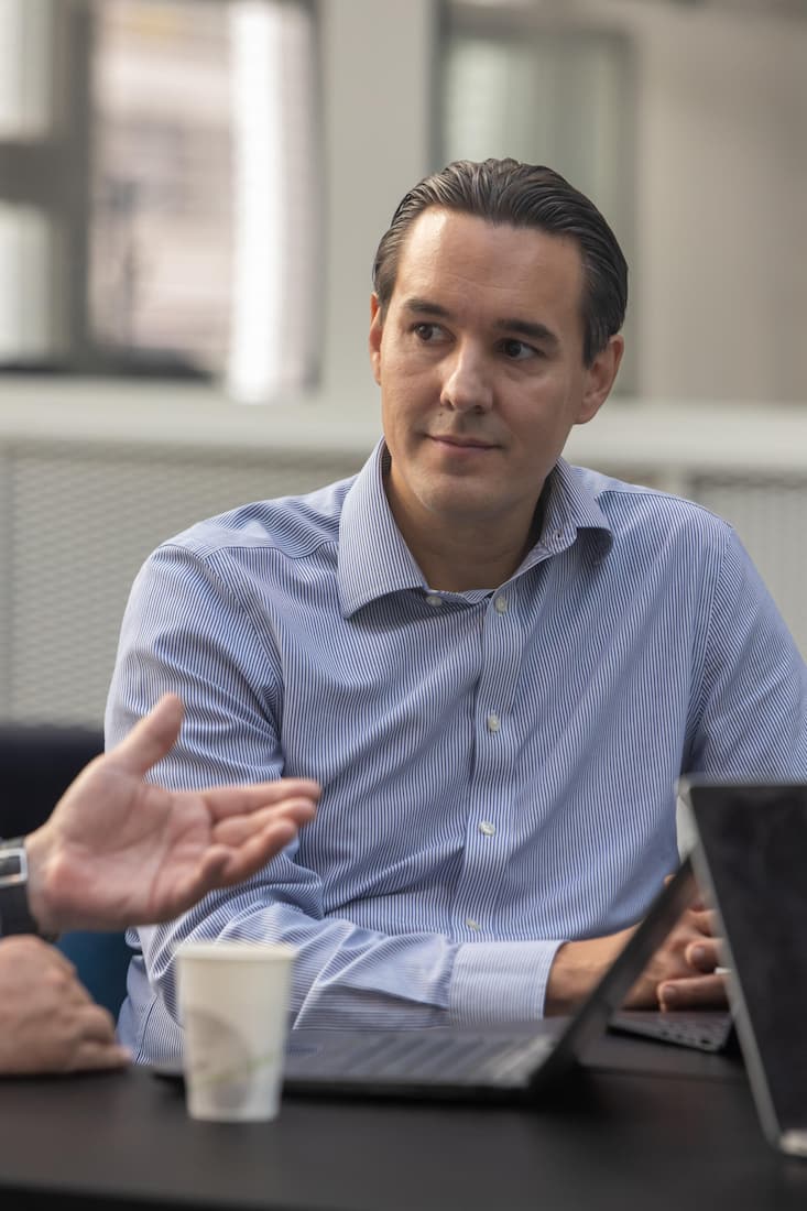 Doppelinterview mit Beat Schillig (Ã¤lterer Herr) und Stefan Steiner vom Startup-FÃ¶rderer Venturelab Fotografiert in ZÃ¼rich am 11.07.2024