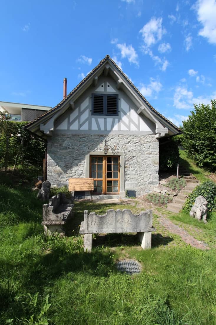 Im «Chäshüüsli» mit einem eigenen kleinen Sitzplatz wohnen die Gäste. Im Innern...