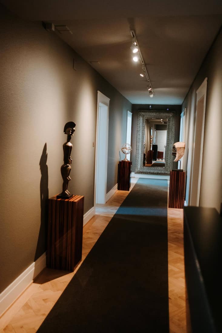 Der Rest ist dunkel.