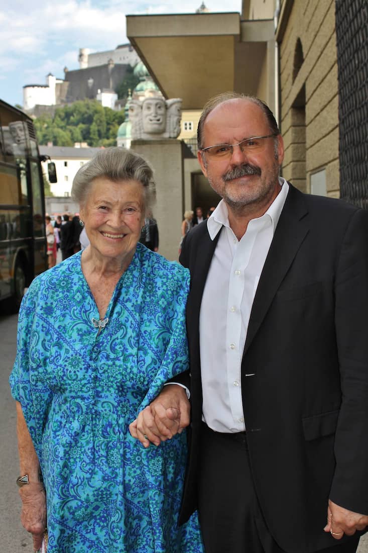 Download von www.picturedesk.com am 06.11.2020 (12:45). Copyright: STARPIX/A. Tuma/SPY, 12.08.2013 Salzburg, August SCHMÖLZER mit Traudl ENGELHORN-VECHIATTO, Salzburger Festspiele vor "Die Meistersinger von Nürnberg" - 20130814_PD1649 - Rechteinfo: Rights Managed (RM)