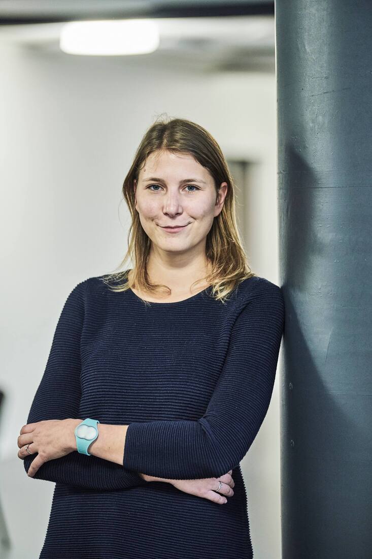 Lea von Bidder, Unternehmerin, Mitentwicklerin des Ava-Armbandes, eines Hormon-Tracking-Armbandes fuer Frauen mit Kinderwunsch, aufgenommen am 11. Januar 2018 in Zuerich. Mit dem Armband lassen sich die fruchtbaren Tage im Zyklus der Frau erkennen und liefert Daten zu den Schlafphasen und dem Ruhepuls.  (KEYSTONE/RenÃ© Ruis)