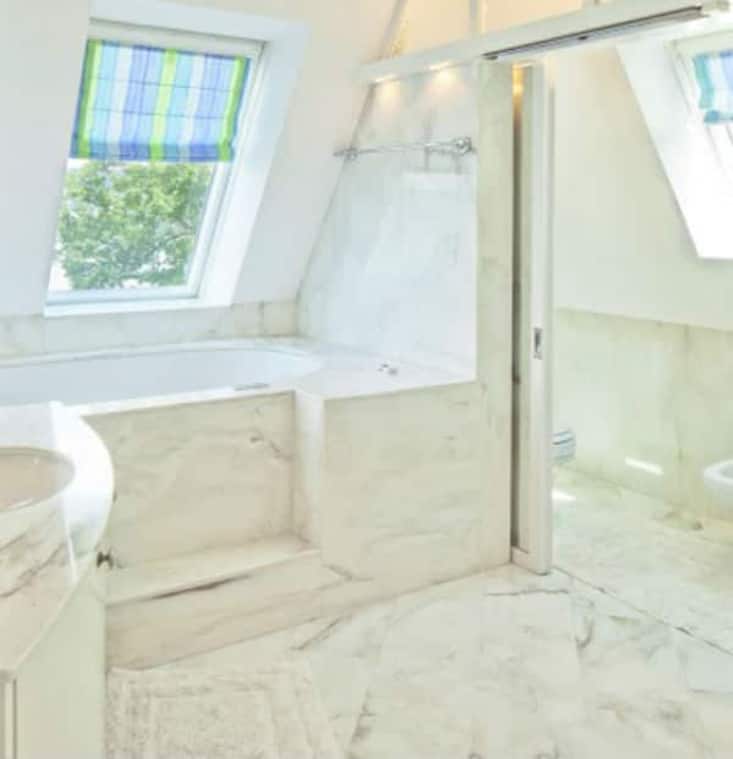 Die Liegenschaft hat drei Badezimmer,sechs Schlafzimmer und auch Ankleidezimmer. Ausserdem hat sie einen hohen Sicherheitsstandard.