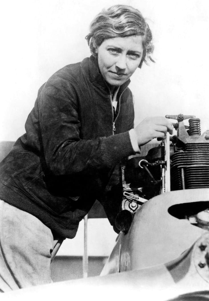 Amy Johnson konnte beim Fliegen nicht auf moderne Funknavigation vertrauen.