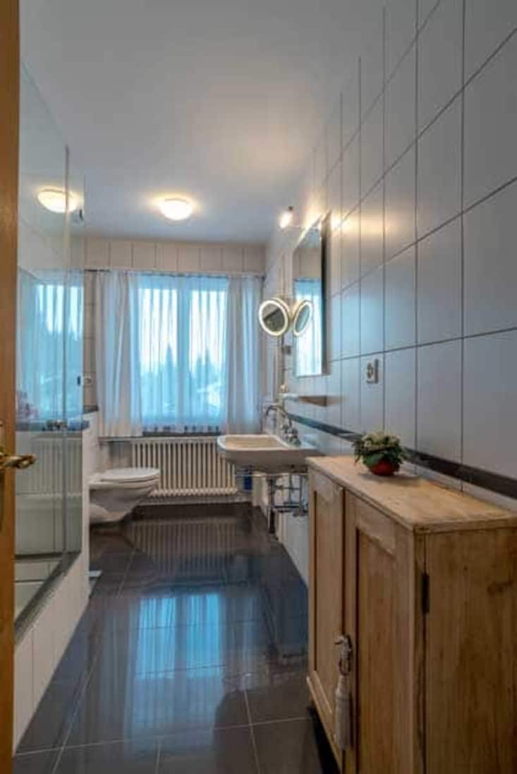 Die Nasszellen sind in neuem Zustand und bieten verglaste Duschen, Tageslicht und eine komfortable Badewanne sowie teils separat abgetrennte WCs.