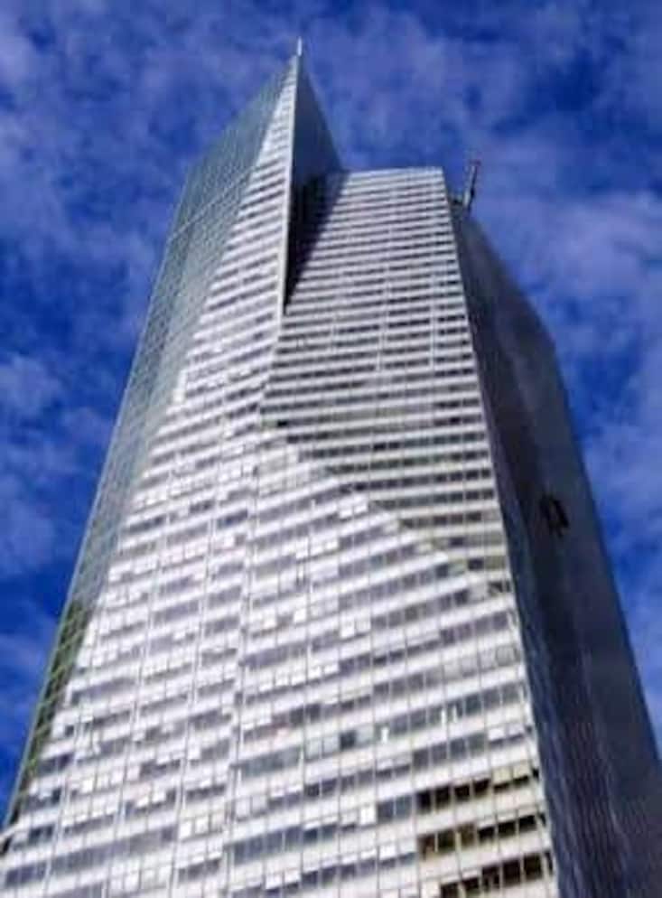 9. Platz: Bank of America Tower - New York City, USA. Das deutlich jüngere Bauwerk (Baujahr 2009) verursachte ebenfalls Kosten von etwas mehr als 1 Milliarde US Dollar und ist mit 366 Metern Höhe das dritthöchste Gebäude von New York.