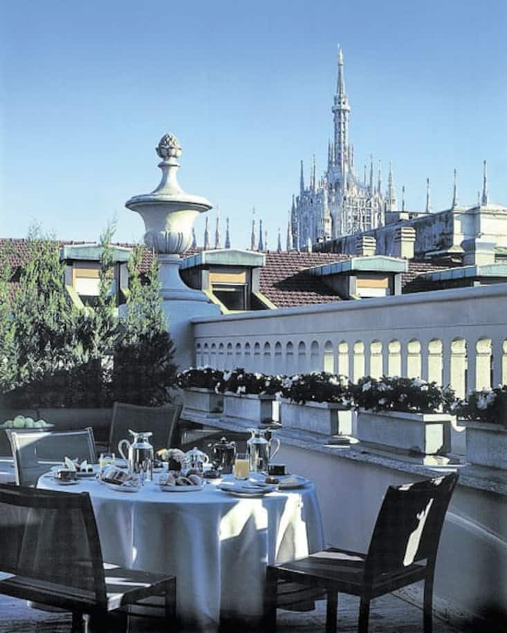 Park Hyatt - HoteltippEin Besuch der Expo 2015 hat es in sich. Einige Stunden und viele neue Eindrücke später werden die Füsse schwer und die Sinne müde. Wer sich danach eine tolle Übernachtung leisten will, dem sei das «Park Hyatt Milan» empfohlen. Das Hotel mit 106 Zimmern und Suiten befindet sich in der Nähe der Piazza del Duomo sowie der Mailänder Scala.Einzelzimmer mit Frühstück ab 520 Euro pro Nacht