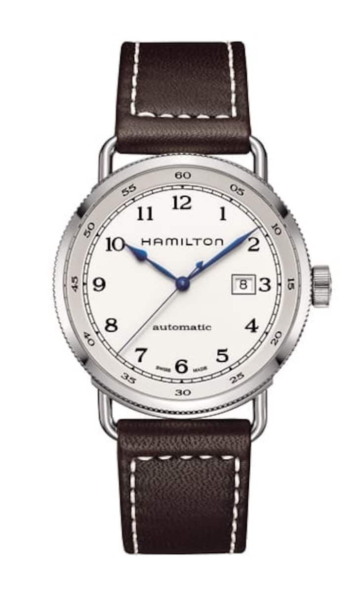 Hamilton - Langläufer: Khaki Navy Automatic
Das fein gearbeitete klassische Uhrenmodell in poliertem Stahlgehäuse erinnert an die von Hamilton in den 1940er-Jahren gefertigten Schiffschronometer. Dank einem hochmodernen H-10-Werk verfügt das aktuelle Modell über eine Gangreserve von 80 Stunden. Blaugeflammte Zeiger zeugen von der traditionsreichen Uhrmacherkunst der Marke Hamilton aus dem Hause Swatch Group
Preis: 419 Franken