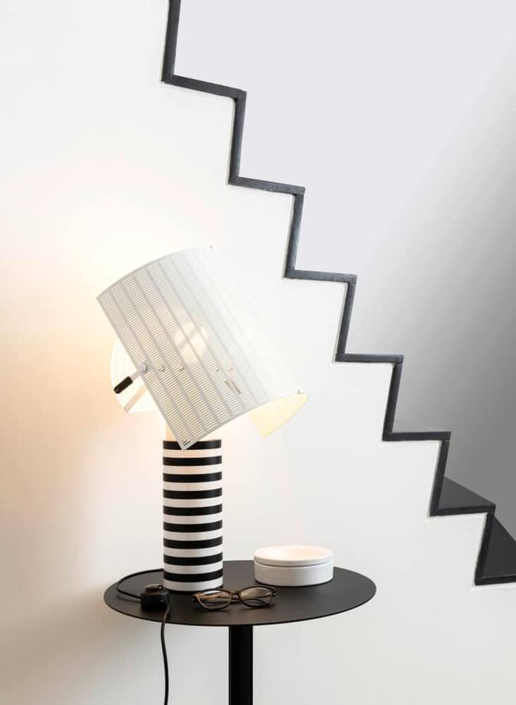 Architektonische Ikone: Die Leuchte Shogun, von Mario Botta im Jahr 1986 entworfen, in der Hochzeit der Postmoderne. Von Artemide.