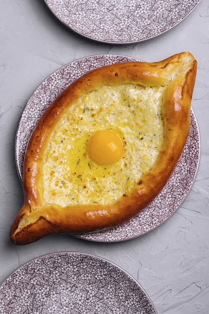 Favoriten aus der georgischen Küche: Khachapuri (Bild), Khinkali oder Chakapuli.