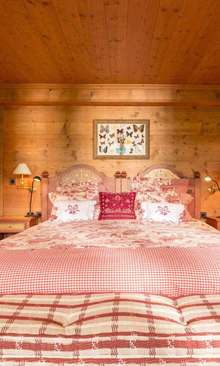 Im Haus gibt es vier Schlafzimmer mit Bädern en suite sowie ein separates Apartment mit Küche, Schlafzimmer, Wohnzimmer und Badezimmer im Erdgeschoss.