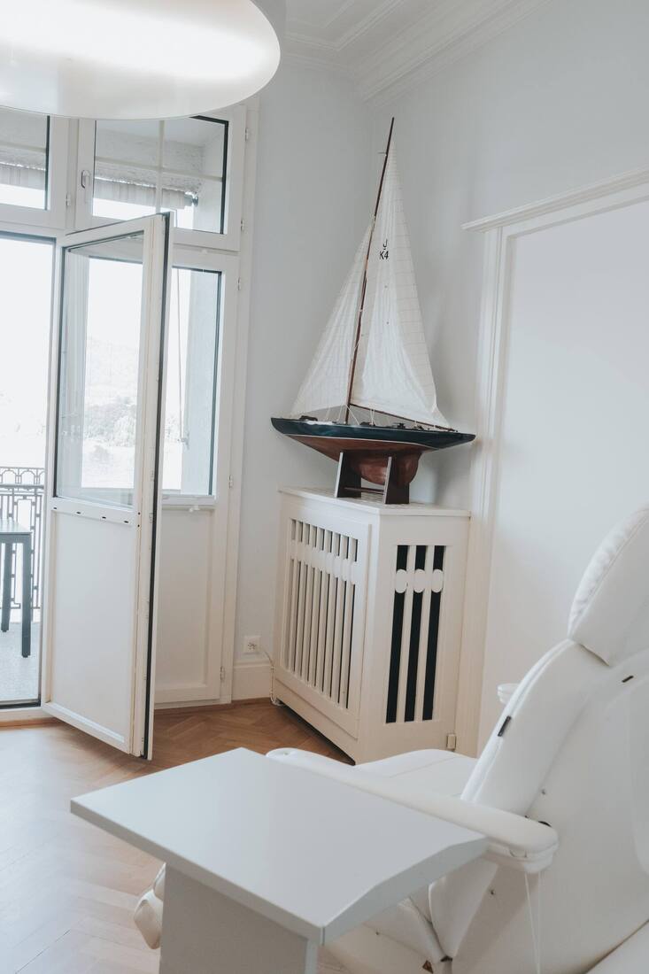 Die Fenster bieten Ausblicke über den Zürichsee.