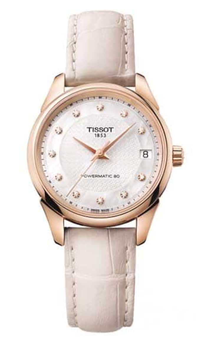 Tissot - Detailverliebt 
Vintage 
Diese Kollektion, bestehend aus feinsten Golduhren, gibts sowohl für Männer (als Automatikversion) wie für Frauen (mit Quarzwerk). Das feminine Modell besticht durch seine Details wie beispielsweise das helle Perlmutt- Zifferblatt, das von einem zarten Hauch Gold umrahmt wird. Nicht vergessen gehen soll die Tatsache, dass Tissot, üblicherweise für hochtechnische Uhren bekannt, einer der Schweizer Leader für Golduhren ist.