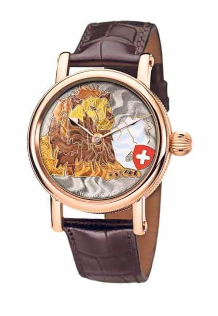 Sirius Lion Heart Löwenherz: Chronoswiss nimmt die Einweihung des neuen Sitzes zum Anlass, die Herzenswünsche schwerkranker Kinder zu erfüllen. Der Erlös aus der Versteigerung dieses besonderen Einzelstückes, angelehnt an das Löwendenkmal in Luzern, kommt zu 100 Prozent der Make-A-Wish-Stiftung Schweiz zu. Basierend auf dem Zifferblatt aus Weissgold, zeigt die Sirius Lion Heart, welche faszinierenden Veredelungen mit traditionellen Handwerkskünsten möglich sind.
Preis: Wird versteigert