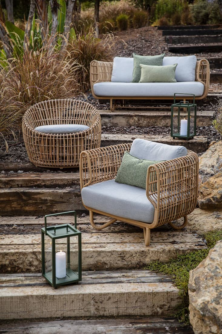 Für das Zweiersofa Nest werden 11,7 kg Cane-line Weave drei Tage lang verflochten.